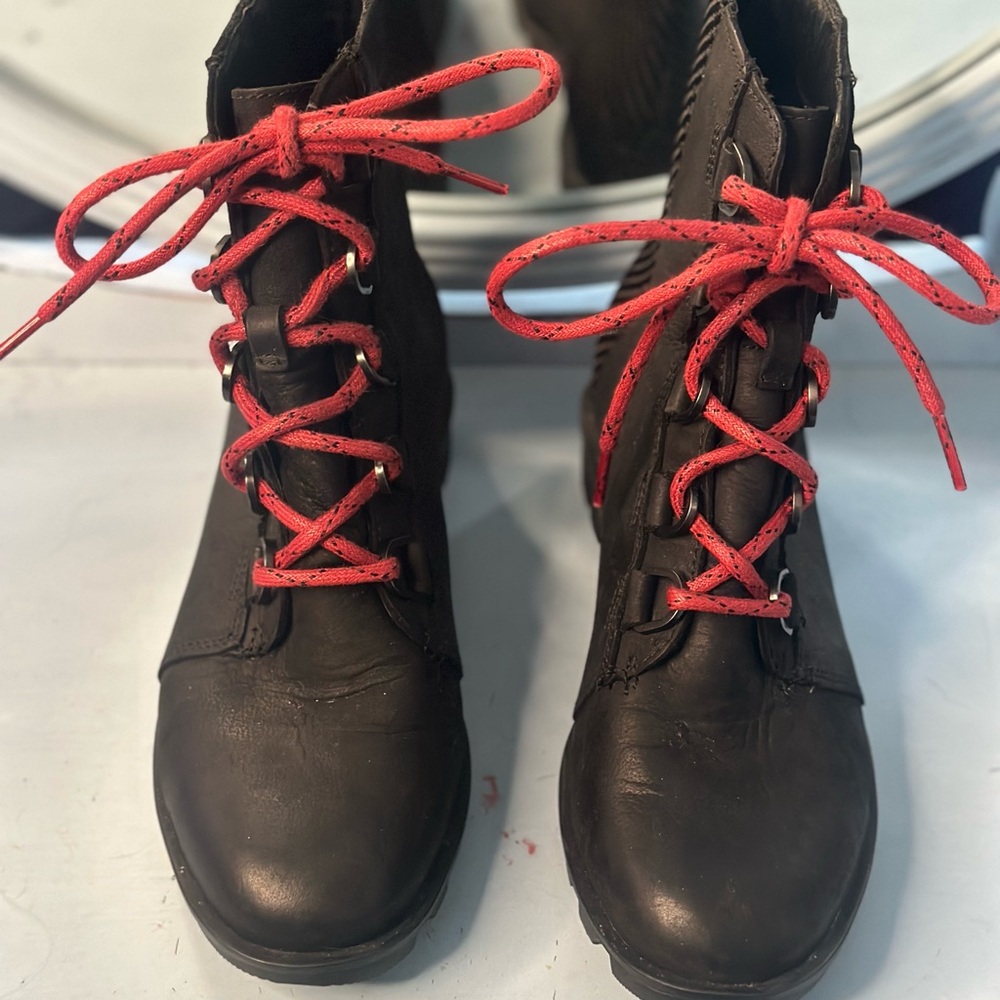 Sorel Cate Lace Combat Boot Black with Red Laces Size 6.5